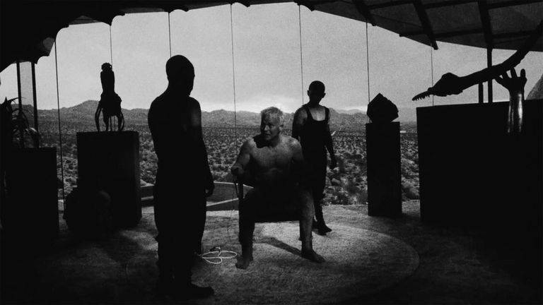 «Divinity» fue rodada en blanco y negro.