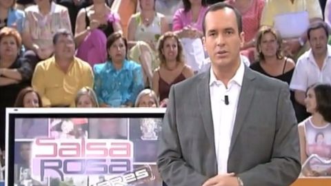 La crónica social vivió su momento de esplendor a principios de este siglo con el estreno de «Salsa rosa» en Telecinco -en la imagen, su presentador, Santi Acosta- y del espacio «¿Dónde estás corazón?» 
en Antena 3