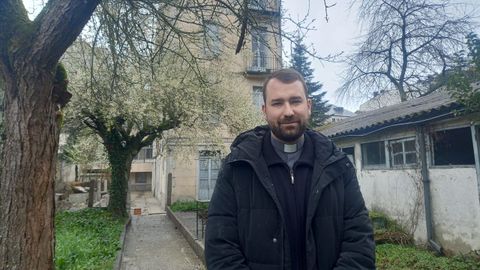 Nicolás Susena, en el patio trasero del antiguo edificio de las Siervas de Jesús.