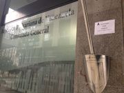 Un cartel en el consulado de Venezuela en Vigo anuncia que las oficinas estar�n cerradas hasta el lunes 11