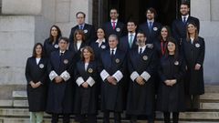  Los doce jueces que se estrenarn en Galicia posaron ayer antes de jurar el cargo. En la foto aparecen junto al presidente del TSXG (centro) y otros miembros de la cpula judicial gallega. 