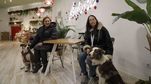 Inés y Marina con sus perros en Café Latorta Ourense.