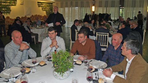 El enlogo Julio Ponce (derecha) en una mesa en la que estaba el hijo de Csar Enrquez, de Adega Cachn (segundo por la izquierda)