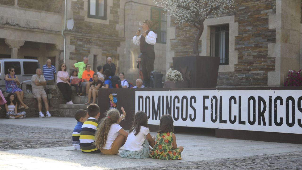 Situacin en la estacin provisional de A Corua a causa de los incendios.Portomarn volver a deleitar al pblico con los conciertos de sus Domingos Folclricos