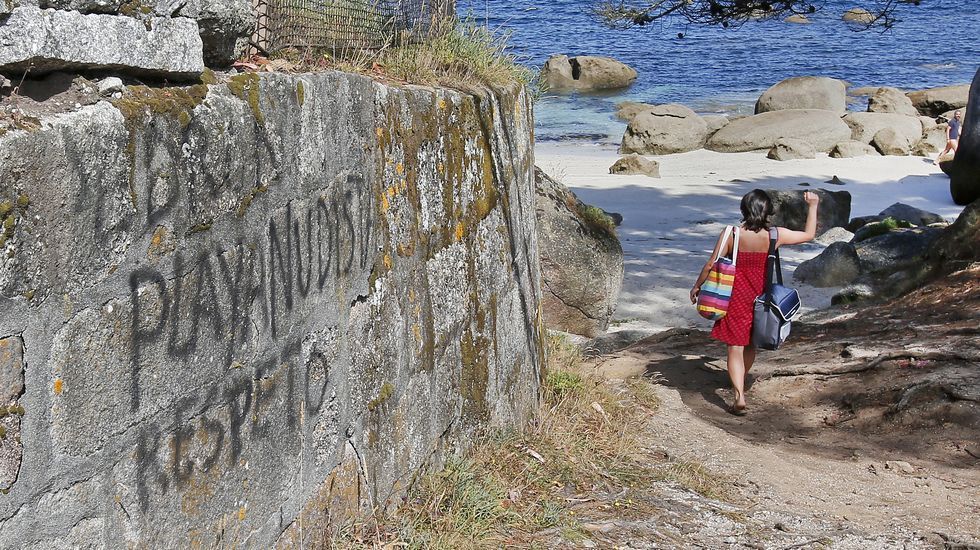 En busca de las calas ocultas.Una pintada, en el mismo punto de la playa de Coira en el que la pandilla de amigos de los ocupantes del kayak se juntaban siempre, recuerda a Miguel Quan y a Javier Hurtado