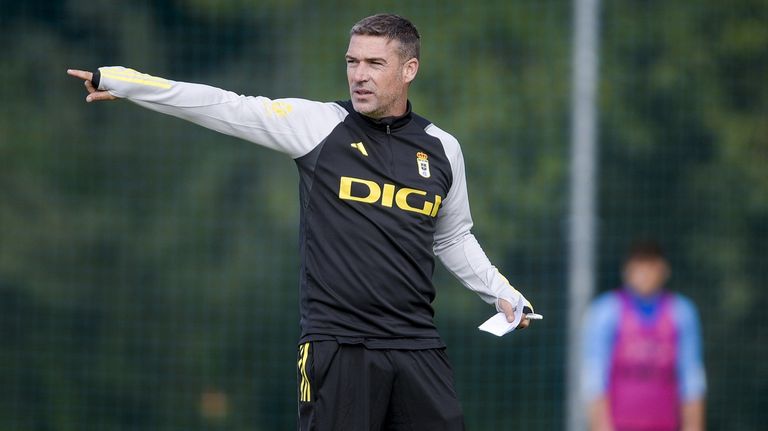 Luis Carrión dirige un entrenamiento en El Requexón