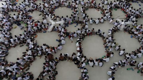 Grupos de estudiantes leen el Corn durante el ayuno sagrado del mes de Ramadn, en Indonesia