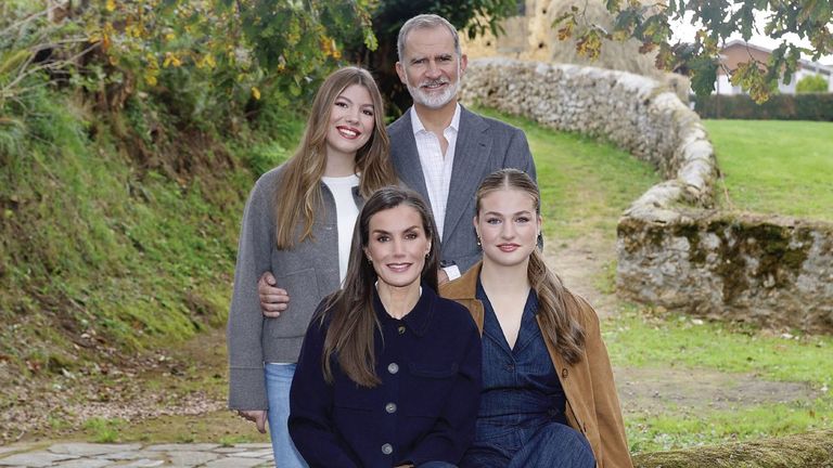 Felipe VI y Letizia asisten con la princesa Leonor y la infanta Sofía por sorpresa en una procesión en Carabanchel