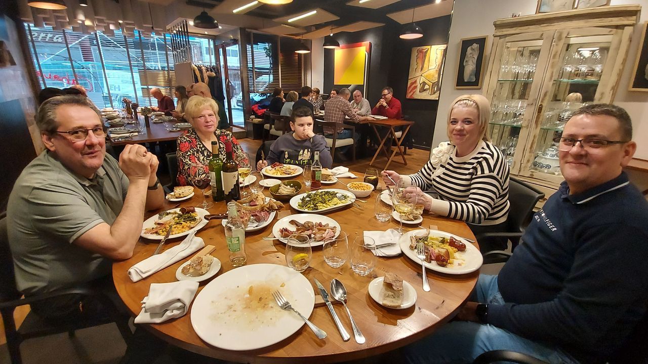 Dos peregrinos, bajo la lluvia de este fin de semana, en la plaza del Obradoiro