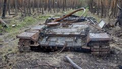Un tanque ruso destruido en la localidad ucraniana de Lypsti, cerca de Jrkov.