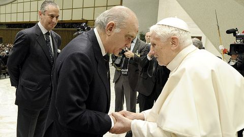 El papa Benedicto XVI recibió en en audiencia al ministro Jorge Fernández-Díaz en febrero del 2013 en el Vaticano