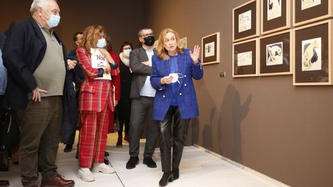 La nueva directora del Museo de Pontevedra, Ángeles Tilve, explica la exposición «Castelao en Europa. A viaxe de 1921» ante la mirada de su antecesor, el cesado José Manuel Rey
