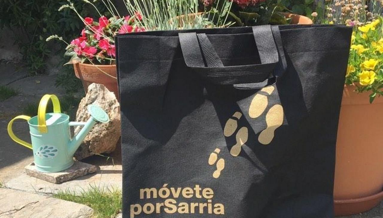 Bolsa reutilizable creada por el colectivo Mvete por Sarria .Cupeiro, gravando Pangea nos estudos de Abbey Road, en Londres