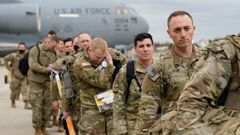 El personal militar de la 82 Divisin Aerotransportada y el 18 Cuerpo Aerotransportado abordan un avin de transporte C-17 para su despliegue en Europa del Este,