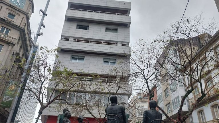 Le subastan dos trasteros en el centro de Pontevedra para que pague una deuda a la comunidad de vecinos de 1.195 euros