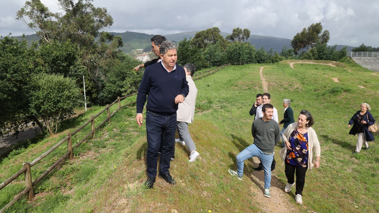 Fern�ndez Lores y otros integrantes de su candidatura, sobre el terreno en el que plantea la construcci�n de un auditorio al aire libre en Monte Porreiro