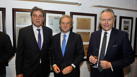 Santiago Pérez, gerente de La Voz de Galicia; Ignacio Ybarra, presidente del grupo Vocento y José Joly, presidente del grupo Joly