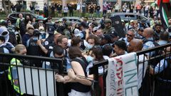 Oficiales de polica de Chicago detienen a una mujer durante el arresto de docenas de manifestantes pro palestinos en el Instituto de Arte de Chicago.