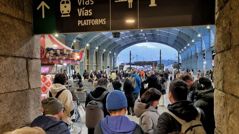 Pasajeros aguardando en la estación de San Cristóbal