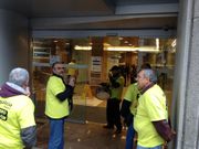 Un grupo de preferentistas en la entrada principal de NCG en Vigo
