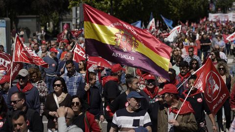 Miles de personas participan en la manifestacin por el Primero de Mayo convocada por UGT y CCOO este lunes en Oviedo.