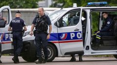 La polica francesa investiga el lugar de los hechos.