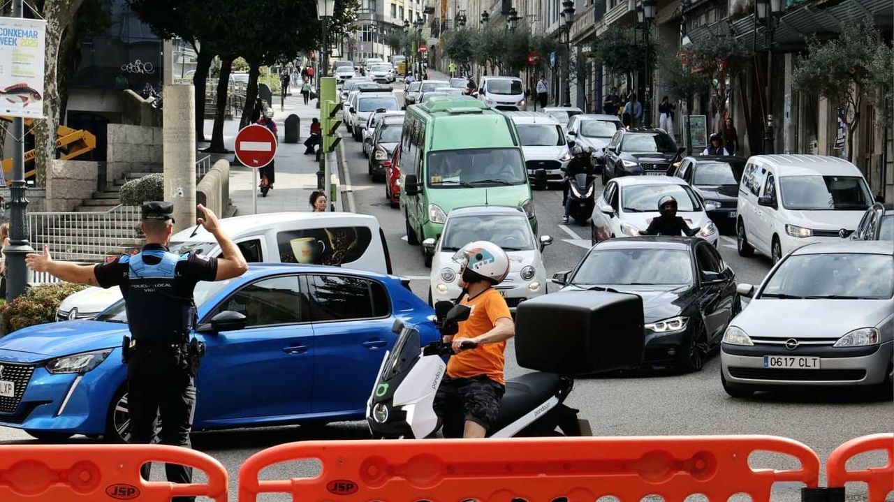 En la imagen, uno de los m&uacute;ltiples atascos que sufre en centro de Vigo habitualmente. En este caso, ocasionado por un desfile de la Polic&iacute;a Nacional.
