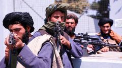Talibanes en el aeropuerto internacional de Kabul, en septiembre del 2021. 
