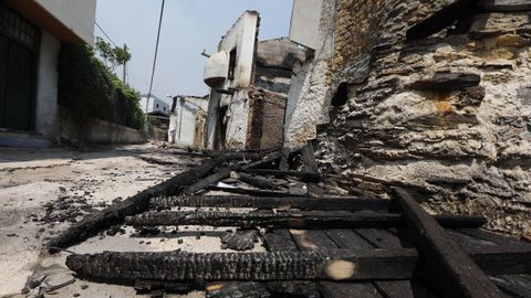 El fuego llegó a las casas .