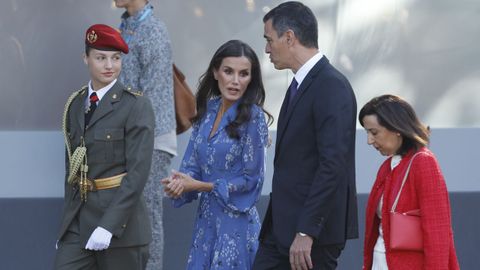 La princesa Leonor, junto a la reina Letizia, el presidente del Gobierno, Pedro Snchez, y la ministra de Defensa, Margarita Robles