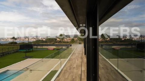 BARBANZA (entre Palmeira y A Pobra). 1.400.000 euros. Vivienda unifamiliar de 573 metros cuadrados. Tiene cuatro dormitorios y cuatro baos, piscina, jardn y una pista de tenis. 