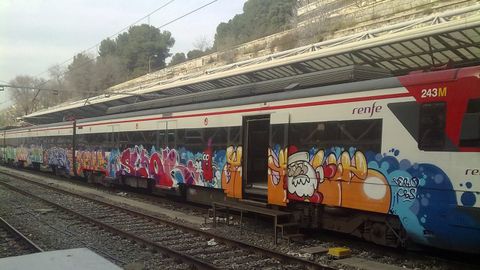 Tren graffiteado