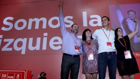 Jos Luis Abalos, Cristina Narbona, Pedro Snchez y Adriana Lastra saludan a los delegados