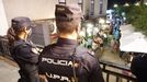Agentes de la Policía Nacional vigilan un local de copas en Monforte