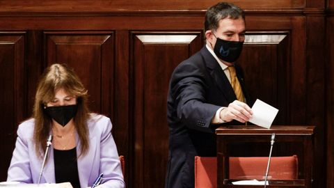 La expresidenta del Parlament, Laura Borrs, y Jaume Alonso-Cuevillas en el Parlament, en una foto de archivo