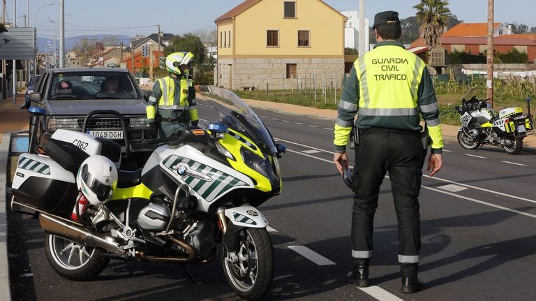 Cien denuncias por distraerse con el copiloto: «Las manos, al volante»