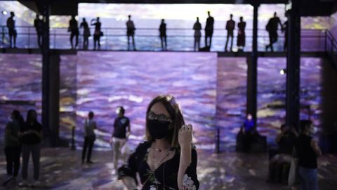 En París, esta semana reabrió el Atelier des lumieres. Los visitantes deben ir ataviados con mascarillas
