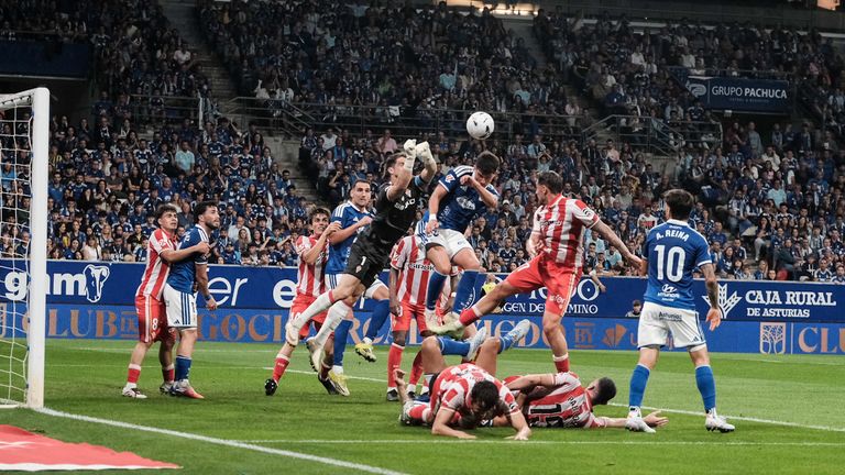 Derbi asturiano entre el Real Oviedo y el Real Sporting de Gijon en el Tartiere