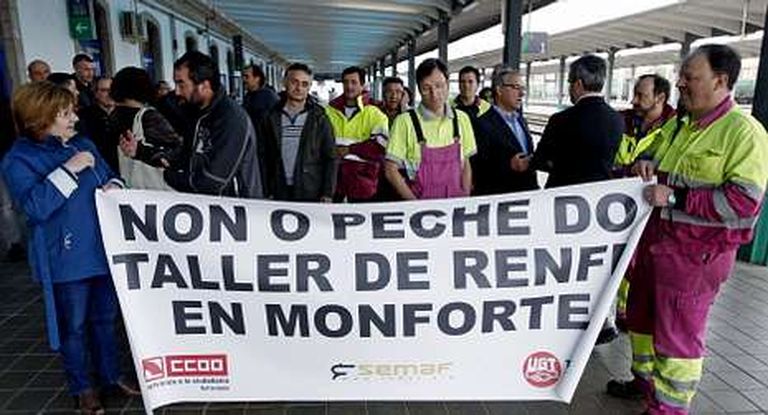 Los trabajadores desplegaron una pancarta en defensa de la continuidad del taller.