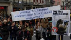 Miles de profesores y alumnos, tanto de secundaria como universitarios, se manifestaron ayer en Barcelona