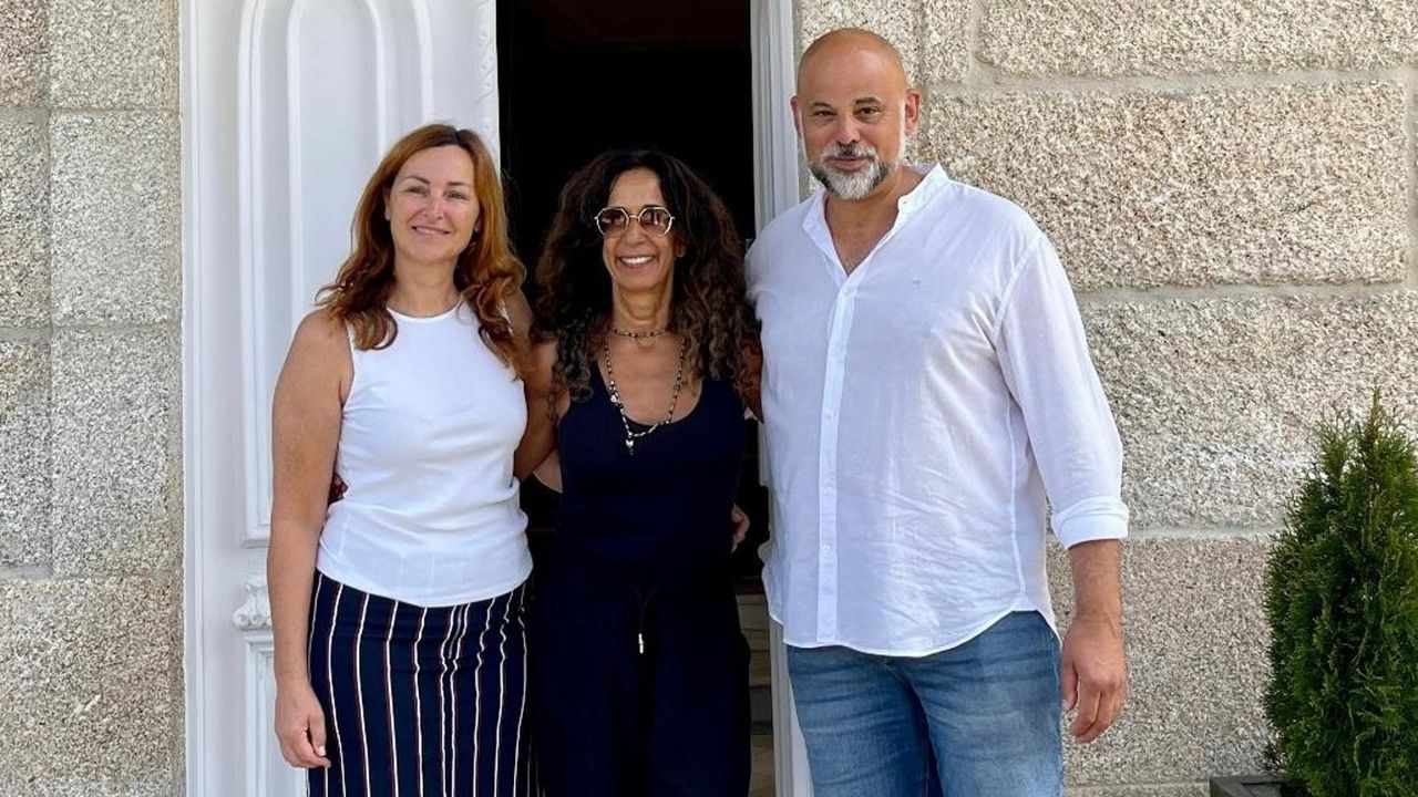 Patricia Leiro y Henrique Silva, dueos del hotel, con Rosario.