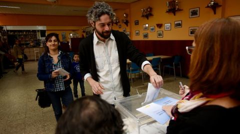 Ivn Rivas, candidato del BNG a la alcalda de Ferrol. Acudi a votar al colegio electoral de la sociedad deportiva de Canido