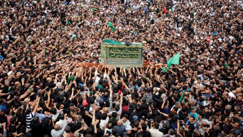 Cientos de peregrinos chitas llevan un atad simblico fuera del santuario del imn Moussa al-Kadhim para conmemorar el aniversario de su muerte en Bagdad.