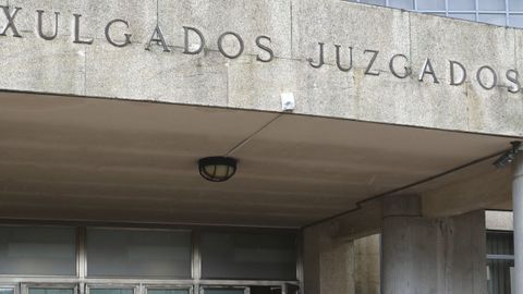 Fachada del edificio principal de los juzgados de Santiago, en el que tiene su sede la sección sexta de la Audiencia Provincial