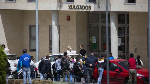 Allegados y familiares de los seis arrestados, este viernes, en los accesos a los juzgados de Carballo.