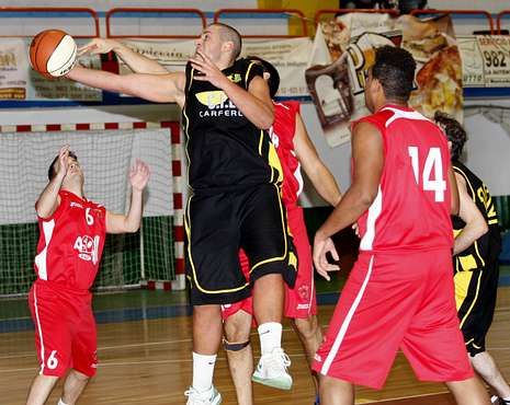 Un lance del derbi mari�ano disputado en Viveiro. 