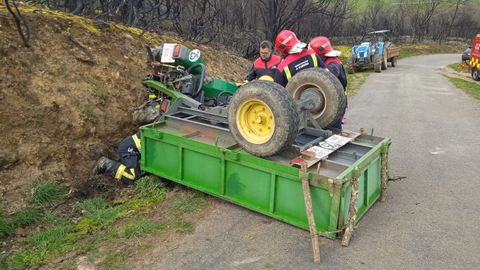 El accidente mortal se produjo por una salida de vía del tractor en la carretera local que comunica la N-525 con Rubiós, en el municipio de Riós.