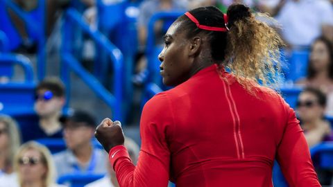La estadounidense Serena Williams reacciona ante Daria Gavrilova de Australia, durante el Abierto Western & Southern de tenis, en el Linder Family Tennis Center, en Mason, Ohio (EE.UU.)
