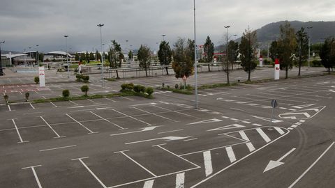 Entre las actividades permitidas en la fase 2 de la desescalada en Asturias incluye la apertura maana de las zonas de supermercados del centro comercial Parque Principado. En la foto, las zonas de aparcamiento del centro completamente limpias para su apertura.
