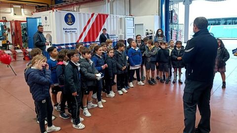 Alumnos de Compañía de María visitan el Centro de Salvamento Marítimo de Vilar do Colo